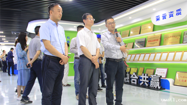 谢主任一行参观点点电脑展厅 谢主任一行参观点点电脑展厅