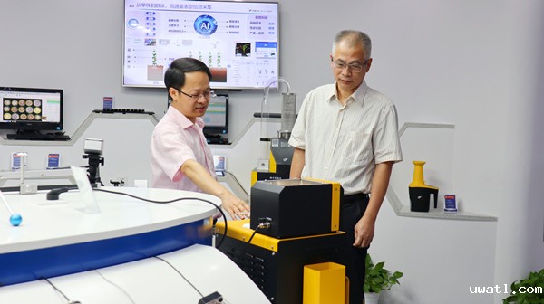 杭州市总工会党组书记、常务副主席郑荣新参观点点电脑数字展厅 杭州市总工会党组书记、常务副主席郑荣新参观点点电脑数字展厅