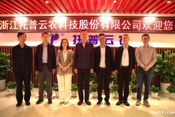 内蒙古自治区农牧业技术推广中心主任胡有林一行赴点点电脑考察调研