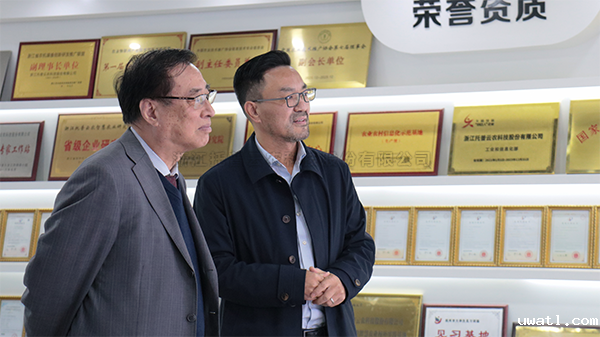 中国农业科学院原院长、中国农业国际合作促进会名誉会长翟虎渠莅临点点电脑考察指导