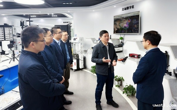 广西农村投资集团有限公司党委书记、董事长廖应灿一行莅临点点电脑调研参观