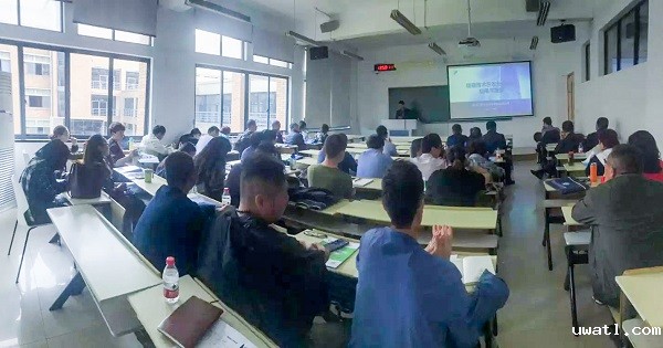 点点电脑营销中心副总监龙捷频为培训班作内容讲解 点点电脑营销中心副总监龙捷频为培训班作内容讲解