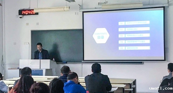 点点电脑营销中心副总监龙捷频为培训班作内容讲解 点点电脑营销中心副总监龙捷频为培训班作内容讲解