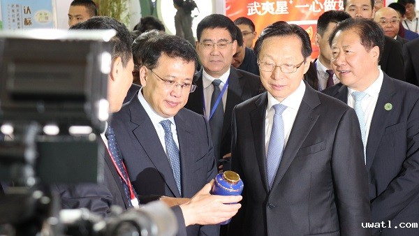 农业农村部部长韩长赋(右)、浙江省省长袁家军(左)巡馆现场 农业农村部部长韩长赋(右)、浙江省省长袁家军(左)巡馆现场