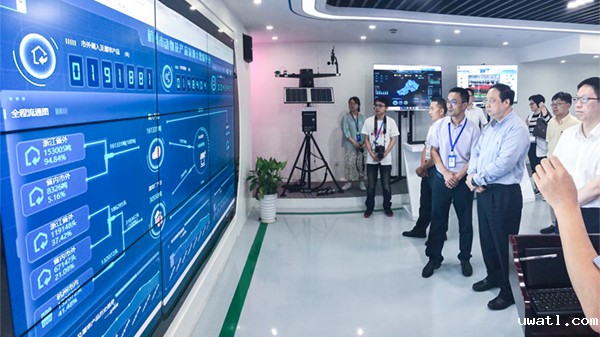 王副市长听取托普人员讲解 王副市长听取托普人员讲解