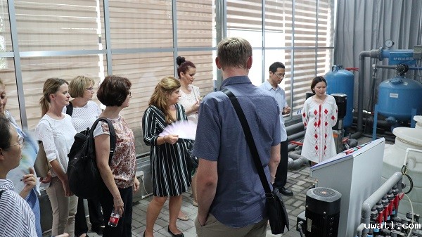 研修班一行来到由点点电脑与萧山农科所联合搭建的现代农业产业园进行考察 研修班一行来到由点点电脑与萧山农科所联合搭建的现代农业产业园进行考察