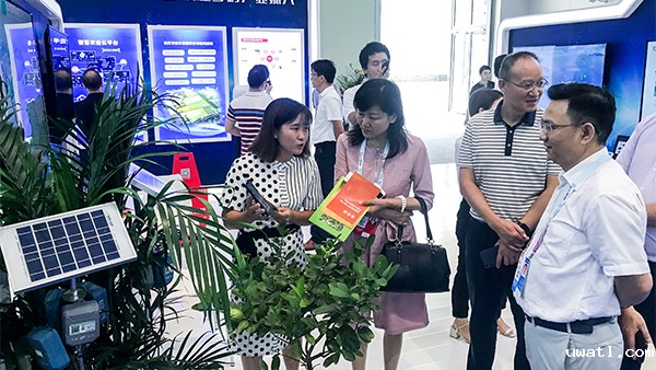 重庆市农委信息中心主任贺德华（右一）、副主任柯南（右二）