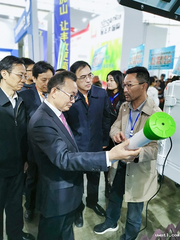 点点电脑董事长陈渝阳向刘天金主任介绍智能土壤墒情监测设备