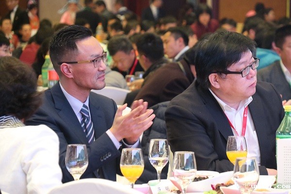 举杯交错,情谊相牵 举杯交错,情谊相牵