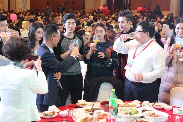 举杯交错,情谊相牵 举杯交错,情谊相牵