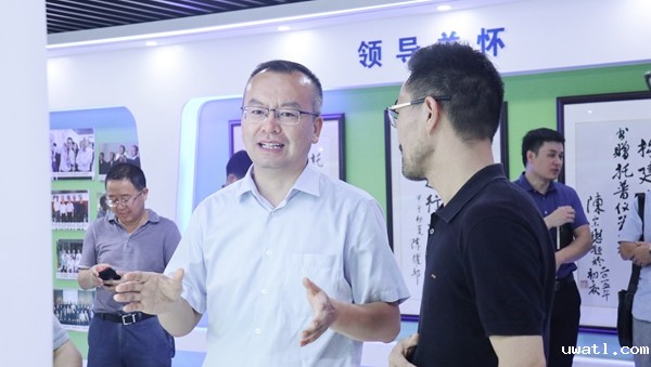 赵喜凯局长参观点点电脑展厅 赵喜凯局长参观点点电脑展厅