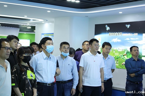 培训班一行观摩了点点电脑公司 培训班一行观摩了点点电脑公司