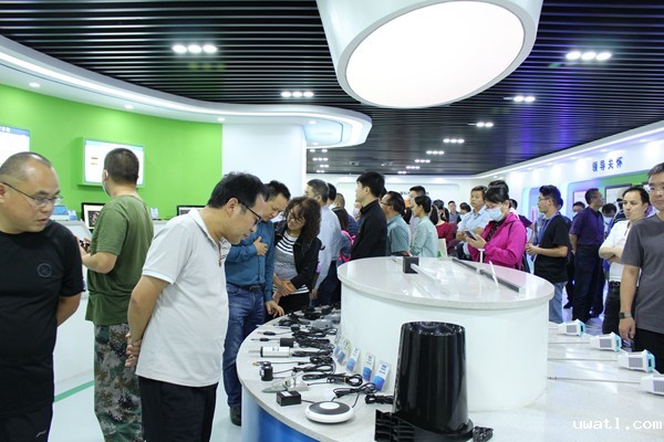 培训班一行观摩了点点电脑公司 培训班一行观摩了点点电脑公司