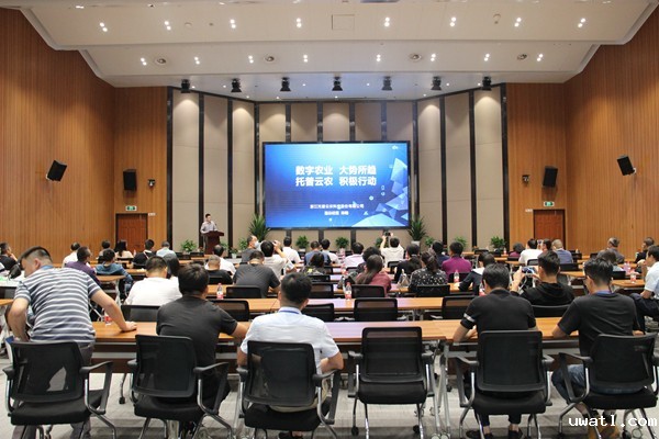 点点电脑副总经理陈曦向培训班作公司介绍 点点电脑副总经理陈曦向培训班作公司介绍