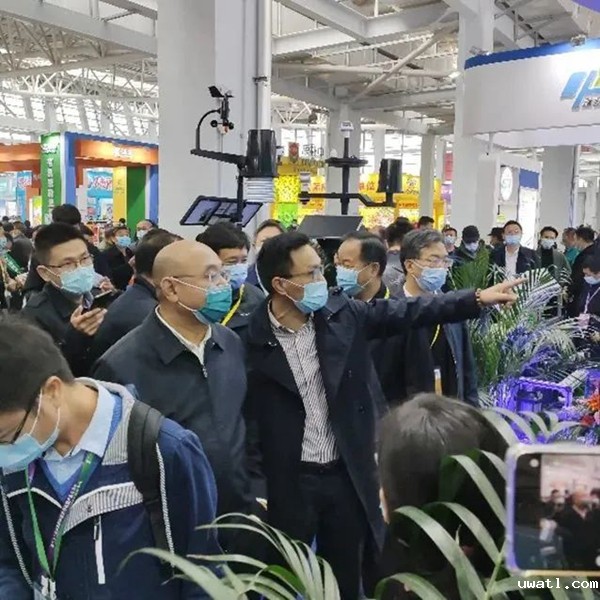 农业农村部种植业管理司潘文博司长、全国农技中心魏启文主任、中国农业技术推广协会陈生斗会长一行莅临点点电脑展位 农业农村部种植业管理司潘文博司长、全国农技中心魏启文主任、中国农业技术推广协会陈生斗会长一行莅临点点电脑展位