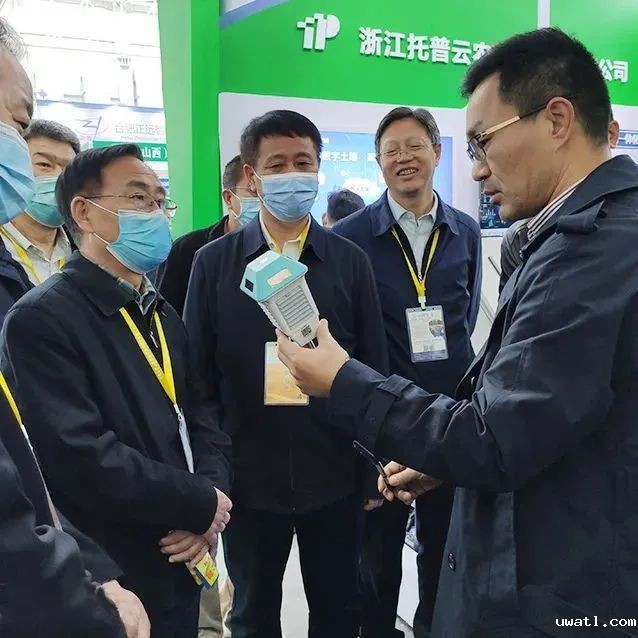 陈渝阳董事长向魏启文主任、陈生斗会长一行介绍温室宝 陈渝阳董事长向魏启文主任、陈生斗会长一行介绍温室宝