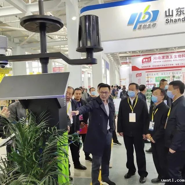 陈渝阳董事长向魏启文主任、陈生斗会长一行介绍新型气象监测系统 陈渝阳董事长向魏启文主任、陈生斗会长一行介绍新型气象监测系统