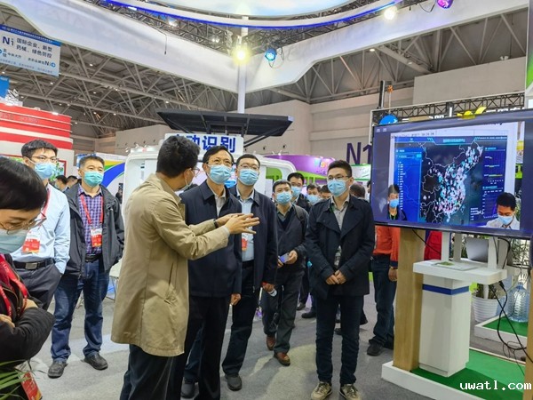 点点电脑董事长陈渝阳向全国农技中心王福祥副主任、重庆市农工委袁德胜委员、全国农业技术推广中心农药药械处郭永旺处长、病虫防治处朱景全副处长一行介绍点点电脑技术成果 点点电脑董事长陈渝阳向全国农技中心王福祥副主任、重庆市农工委袁德胜委员、全国农业技术推广中心农药药械处郭永旺处长、病虫防治处朱景全副处长一行介绍点点电脑技术成果