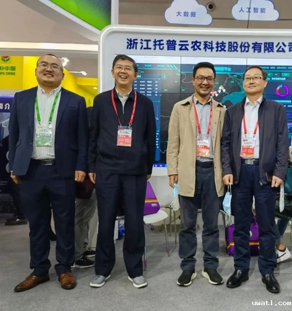 江苏省植保植检站田子华站长(右一)、王茂涛副站长(左二)莅临点点电脑展位 江苏省植保植检站田子华站长(右一)、王茂涛副站长(左二)莅临点点电脑展位