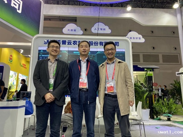 内蒙古自治区植保植检站王跃飞站长(中)与陈渝阳董事长、陈曦副总经理合影 内蒙古自治区植保植检站王跃飞站长(中)与陈渝阳董事长、陈曦副总经理合影