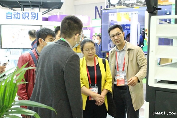 江西植保植检局钟玲局长(中)在点点电脑展位了解新型测报装备 江西植保植检局钟玲局长(中)在点点电脑展位了解新型测报装备