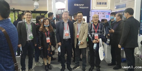 西藏农业技术推广服务中心陈俐站长(左二)、山西植保植检总站杨军站长(左三)和张武云副站长(右一)一行莅临点点电脑展位 西藏农业技术推广服务中心陈俐站长(左二)、山西植保植检总站杨军站长(左三)和张武云副站长(右一)一行莅临点点电脑展位