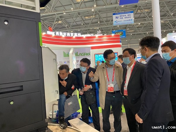 重庆市种子站(植物保护站)赵月奎站长(左四)近距离了解智能虫情测报灯 重庆市种子站(植物保护站)赵月奎站长(左四)近距离了解智能虫情测报灯