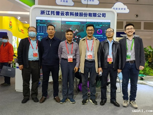 四川省农业农村厅植物保护站尹勇站长(右二)、湖北省植物保护总站郭子平站长(左三)、天津市农业发展服务中心徐建波副部长(左一)、湖北省植物保护总站周华众副站长(左二)莅临点点电脑展位 四川省农业农村厅植物保护站尹勇站长(右二)、湖北省植物保护总站郭子平站长(左三)、天津市农业发展服务中心徐建波副部长(左一)、湖北省植物保护总站周华众副站长(左二)莅临点点电脑展位