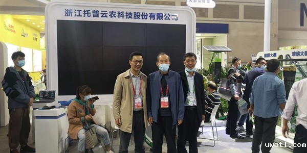 河北省植保植检总站张秋生站长(中)莅临点点电脑展位 河北省植保植检总站张秋生站长(中)莅临点点电脑展位