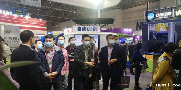 辽宁省绿色农业技术中心宋国柱主任、孟威副主任、张万民科长莅临点点电脑展位 辽宁省绿色农业技术中心宋国柱主任、孟威副主任、张万民科长莅临点点电脑展位