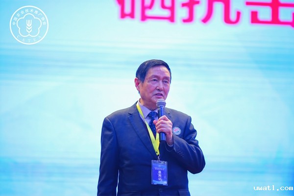 西安交通大学公共医学院教授、国家卫健委国家地方病重点实验室主任王治伦作“硒与人体健康”的报告 西安交通大学公共医学院教授、国家卫健委国家地方病重点实验室主任王治伦作“硒与人体健康”的报告