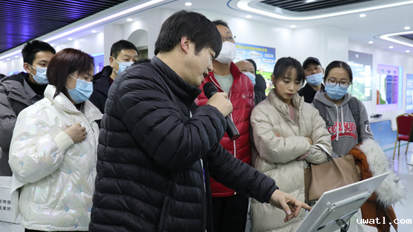 工作人员介绍林业设备