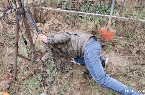 泥潭奋战方显“服务本色” 泥潭奋战方显“服务本色”