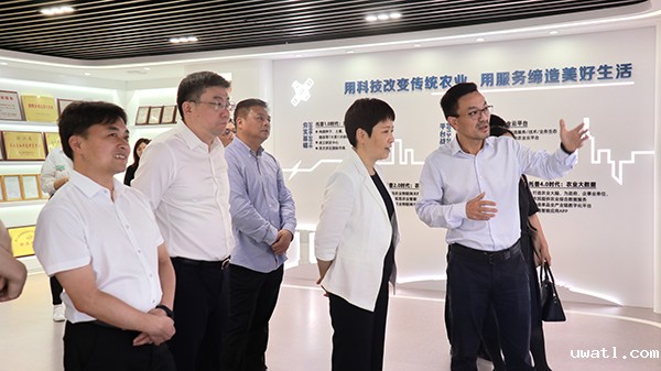 省科技厅党组书记何杏仁一行赴点点电脑调研农业科技工作