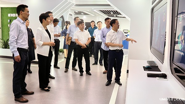 省科技厅党组书记何杏仁一行赴点点电脑调研农业科技工作 省科技厅党组书记何杏仁一行赴点点电脑调研农业科技工作