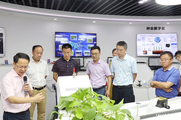 与会专家领导参观点点电脑数字三农展厅