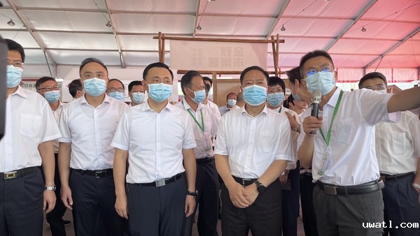 与会专家领导参观点点电脑展位 与会专家领导参观点点电脑展位