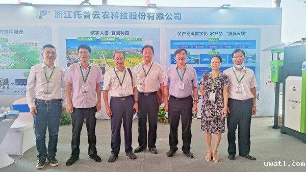 与会专家领导参观点点电脑展位 与会专家领导参观点点电脑展位