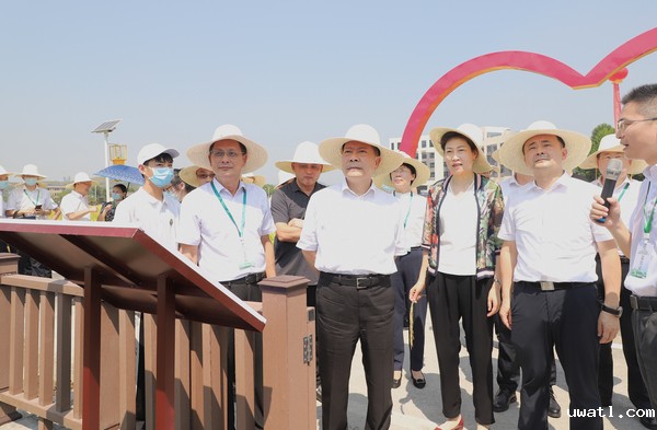 与会专家领导参观点点电脑支撑构建的智慧种业服务平台 与会专家领导参观点点电脑支撑构建的智慧种业服务平台