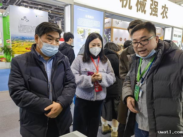 1673413446529392.jpg 浙江省农技推广中心副主任吴海平(左一),副主任金晶(中)_副本.jpg