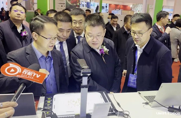 浙江省农业农村厅党组书记、厅长王通林莅临点点电脑展位