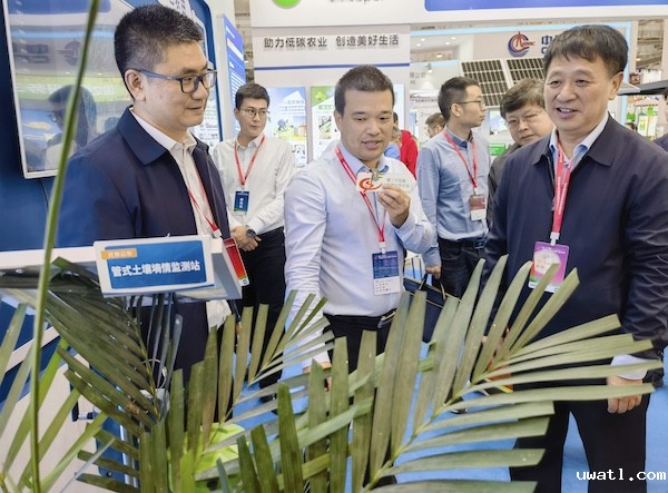 1697791605939661.jpg 2-全国农业技术推广服务中心主任魏启文,中国农业科学院蔬菜花卉研究所所长张友军,全国农业技术推广服务中心节水处处长吴勇一行的副本.jpg